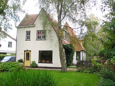 Vooraanzicht van de woning na de verbouwing